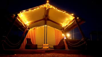 Deluxe Tent | Peralatan tempat tidur premium, dilengkapkan perabot secara berasingan