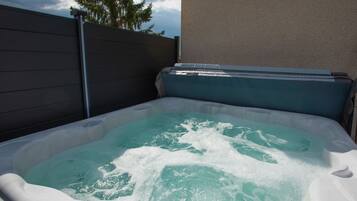 Bathtub spa outdoor