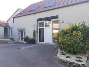 Courtyard - Le Feneau (Creuzier-le-Neuf)