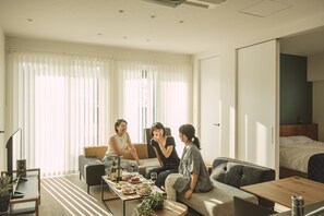 Appartement, 3 chambres (Elumira) | Aire de séjour | Téléviseur à écran plat