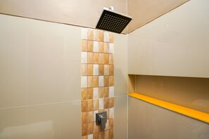 Standard-Zweibettzimmer | Badezimmer | Dusche, Handtücher