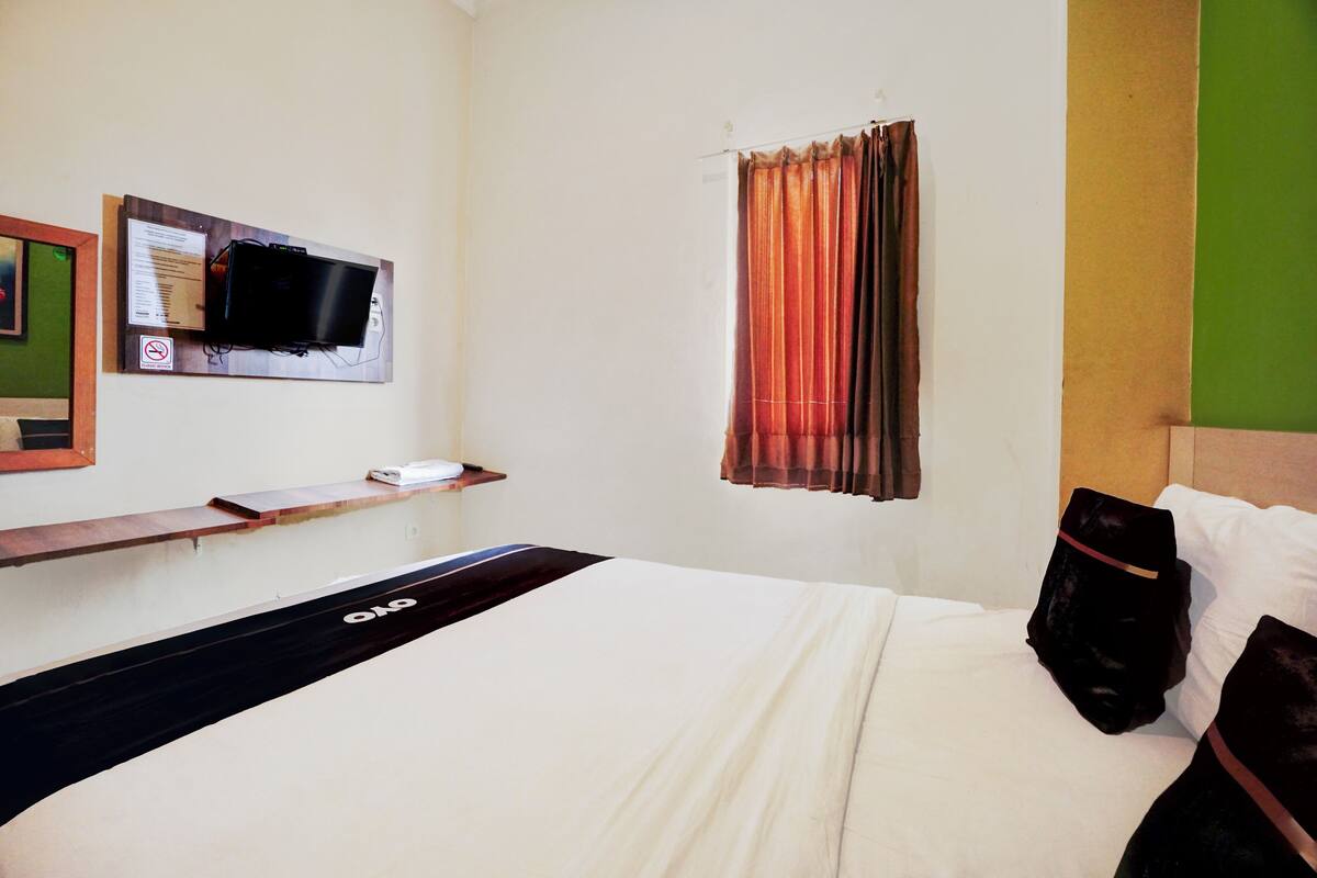 Desk, WiFi (free), bed sheets