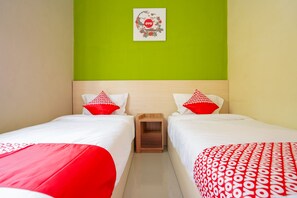 Standard Twin Room | Free WiFi, bed sheets - Hotel O Surabaya near Surabaya Town Square formerly Kupang Gunung Residence (Surabaya)