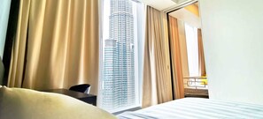 1 Bedroom Spectacular Suite with KLCC View | โต๊ะทำงาน, พื้นที่ทำงานแบบใช้แล็ปท็อป, ผ้าม่านกัน�แสง, เตารีด/โต๊ะรีดผ้า
