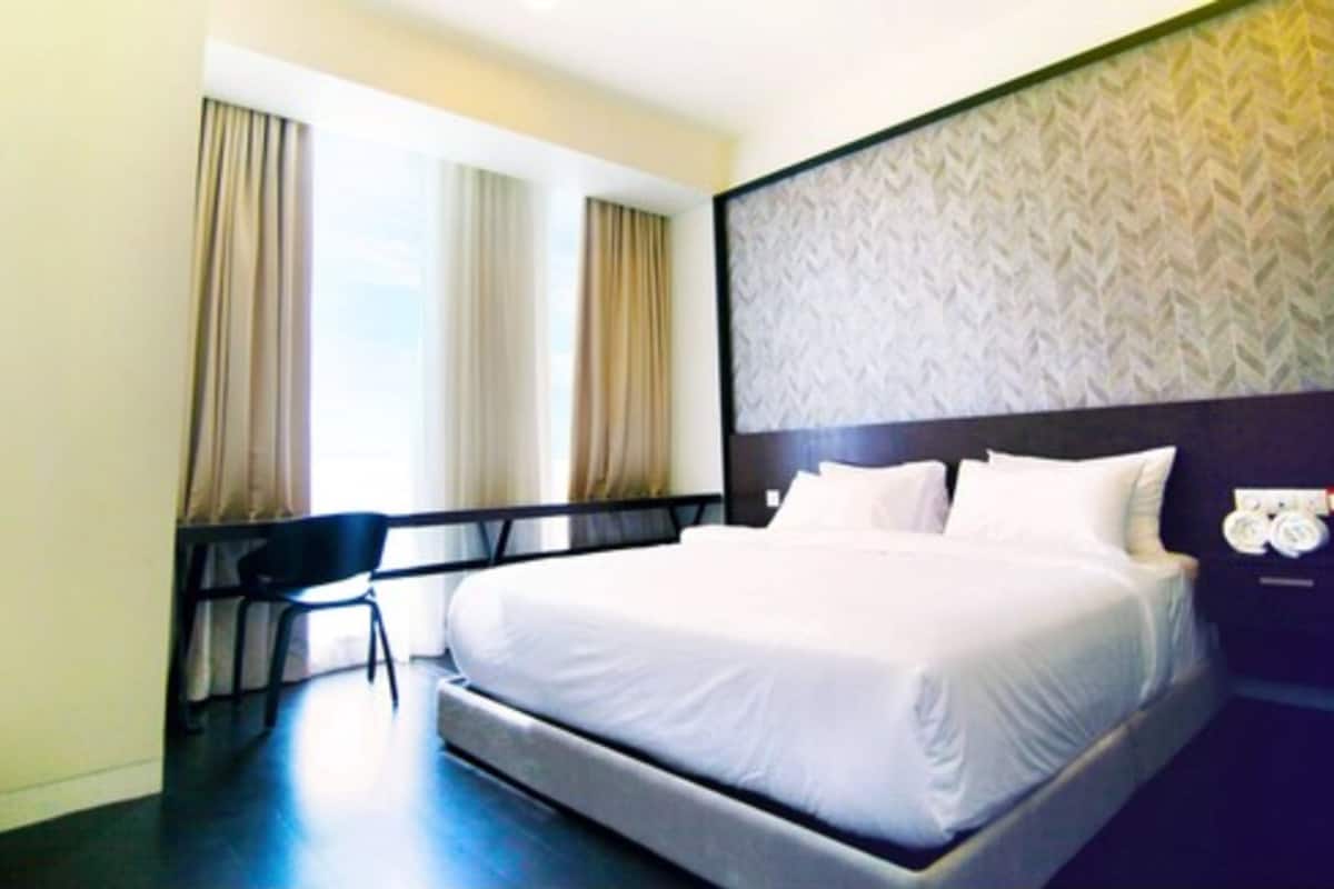 1 bedroom, desk, laptop workspace, blackout drapes
