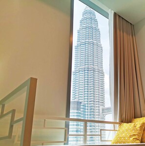1 Bedroom Spectacular Suite with KLCC View | บริเวณนั่งเล่น | ทีวีจอแอลอีดี