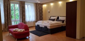 Suite superior | Decoración personalizada, muebles diferentes y escritorio