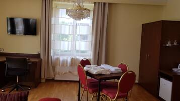 Deluxe-Suite | Individuell dekoriert, individuell eingerichtet, Schreibtisch