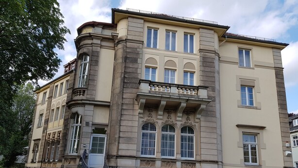 A historic building with a grand entrance, multiple windows, and a balcony. - Hotel Villa Lalee (Dresden)