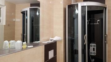 Deluxe Suite | Bathroom | Towels