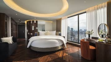 Suite with Terrace, Panorama View | Hypo-allergenic bedding, minibar, in-room safe, desk