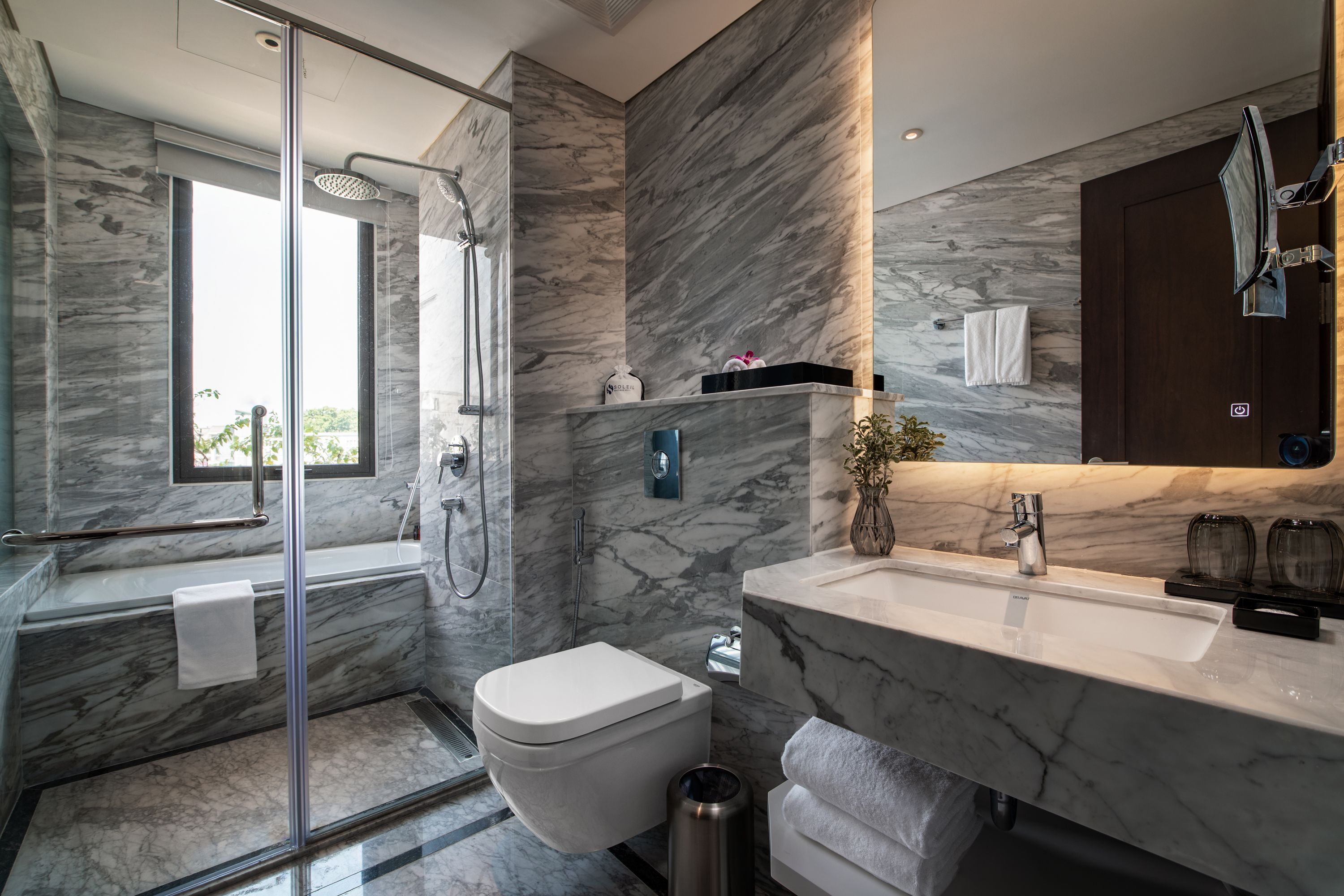 separate bathtub and shower, rainfall showerhead, free toiletries