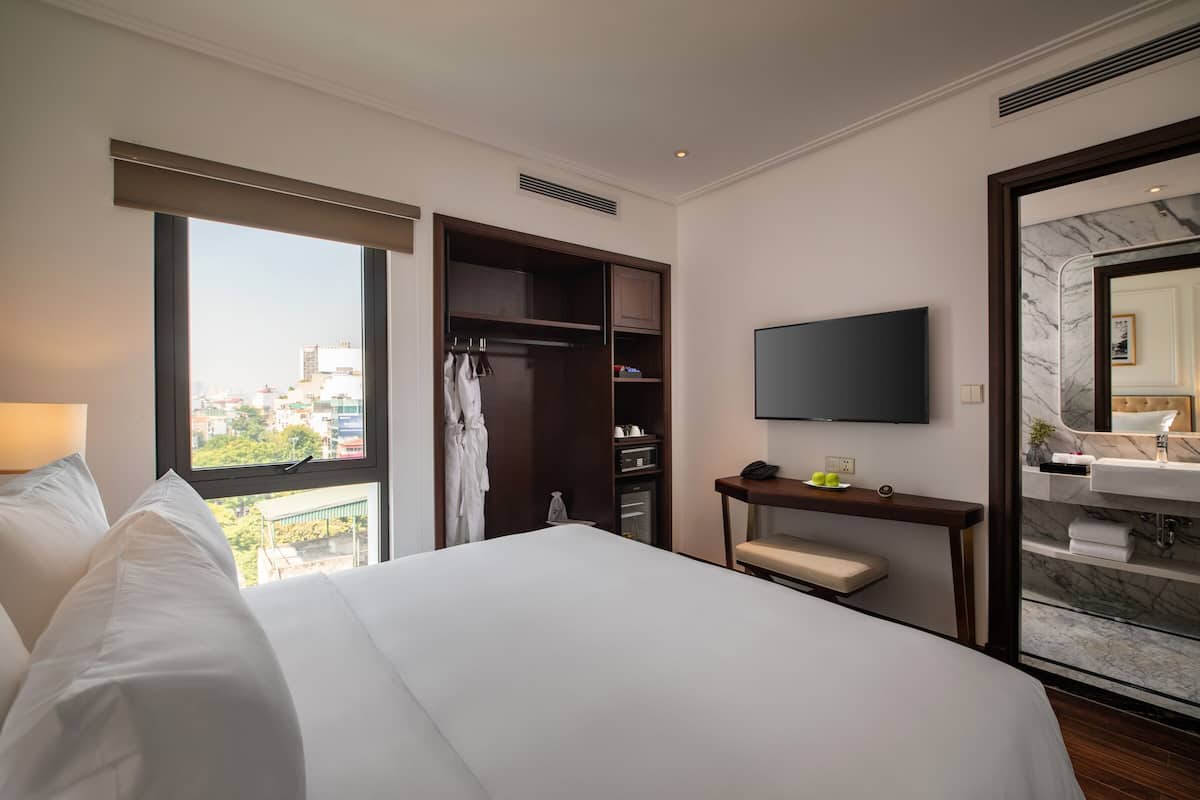 Hypo-allergenic bedding, minibar, in-room safe, desk