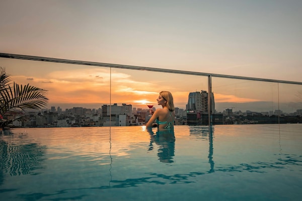 Alberca al aire libre y camastros