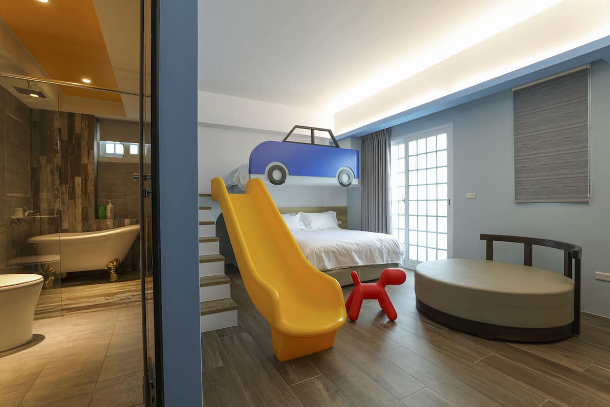 Kamar Triple | Meja kerja, tirai kedap cahaya, dan tempat tidur lipat/tambahan