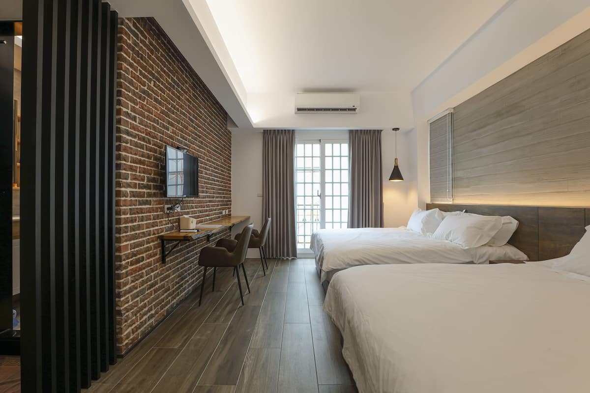 Kamar Quadruple | Meja kerja, tirai kedap cahaya, dan tempat tidur lipat/tambahan