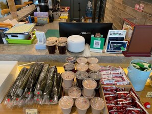 Free daily continental breakfast - White Mocca Homestay (Magong)