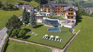 Un hôtel doté d’une piscine, d’un espace extérieur aménagé et offrant une vue sur les montagnes environnantes.