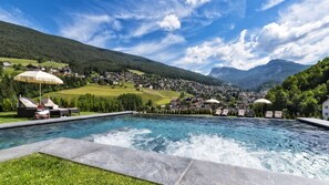 Una piscina cubierta, una piscina al aire libre