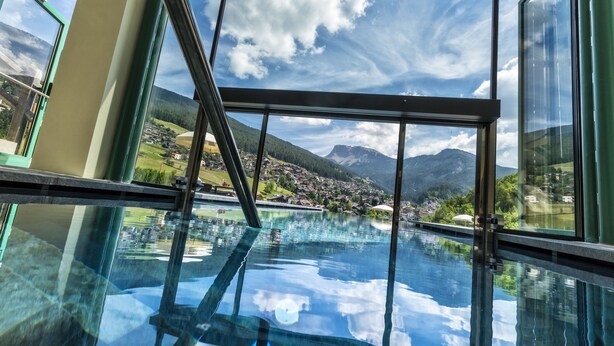 On voit clairement une piscine, avec un paysage montagneux en arrière-plan.