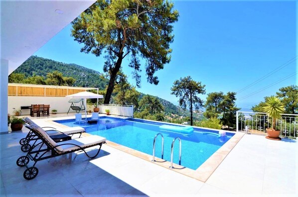 Außenpool, Sonnenschirme, Liegestühle