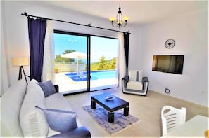 Villa | Wohnzimmer | Flachbildfernseher