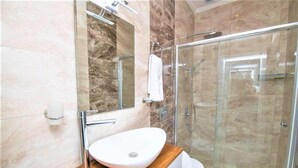 Villa | Baño | Tina y regadera independientes, regadera tipo lluvia, toallas