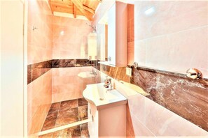 Bañera con ducha, bañera de hidromasaje, secador de pelo, toallas