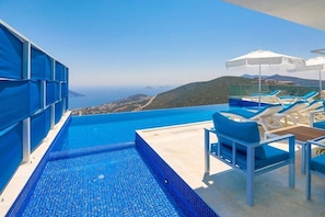 Outdoor pool, sun loungers - Villa Merit (Kas)