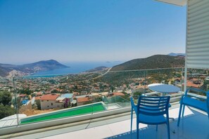 Villa | Balcón