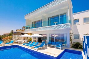 Piscine extérieure, chaises longues