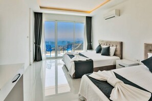 Decoración personalizada, muebles diferentes, escritorio y ropa de cama 