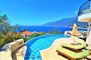 Udendørs pool, parasoller, liggestole