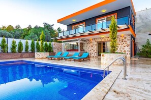 Outdoor pool, pool umbrellas, pool loungers - Villa Luva (Kas)
