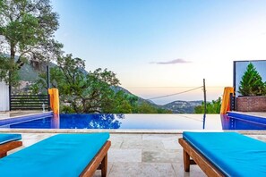 Outdoor pool, pool umbrellas, pool loungers - Villa Luva (Kas)