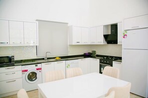 Vil·la | Cuina privada | Frigorífic gran, microones, forn i placa de cuina 