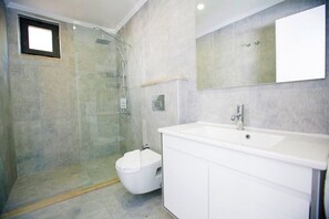 Villa | Bagno | Vasca e doccia separate, vasca idromassaggio, asciugamani