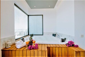 Villa | Private spa tub