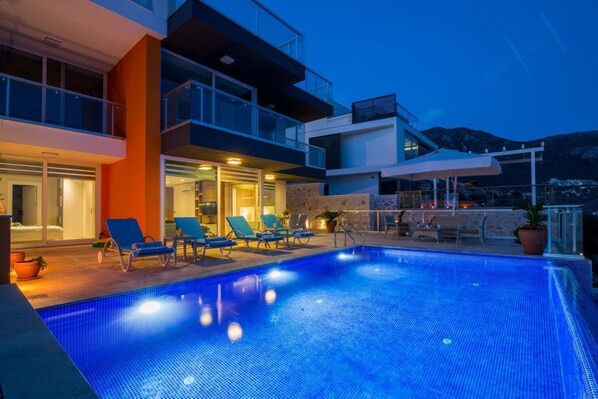 施設の正面 (日没後)