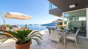 Villa | Terrace/patio
