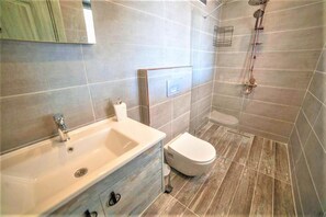 Villa | Salle de bain | Douche, articles de toilette gratuits, sèche-cheveux