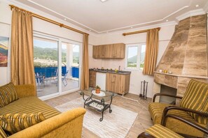 Villa | Woonruimte | Een flatscreentelevisie en een open haard