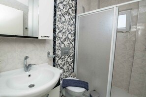 Villa | Badezimmer | Badewanne und Dusche (separat), Whirlpool, Handtücher