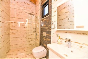 Vila, 2 kamar tidur | Kamar mandi | Bathtub dan shower terpisah, bathtub dengan aliran air,  dan handuk