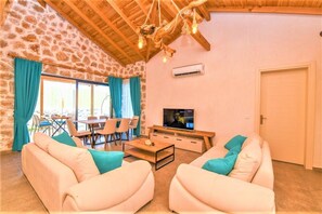 빌라, 침실 2개 | 거실 공간 | 평면 TV