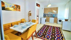 Apartment, 2 Schlafzimmer | Wohnbereich | Flachbildfernseher