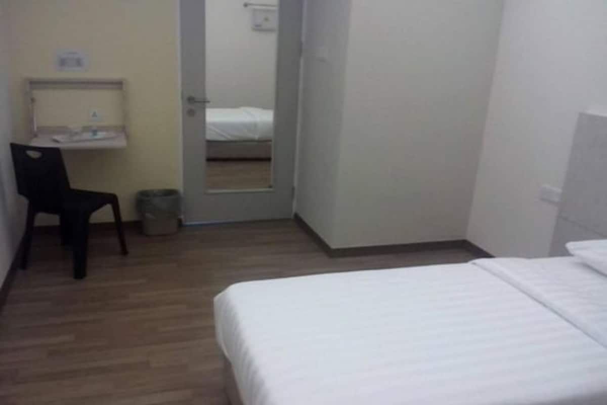 Standard Single Room | Desk, iron/ironing board (on request), free WiFi, bed sheets