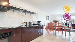 Departamento | Cocina privada | Refrigerador con congelador, microondas, horno y parrilla de estufa 