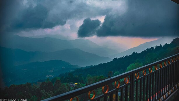 A mountainous landscape with a cloudy sky. - Golden Kuensel  Resort & Spa (Kalimpong)