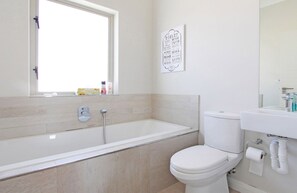 Apartamento | Banheiro | Banheira e chuveiro separados, banheira de imersão, secador de cabelo 
